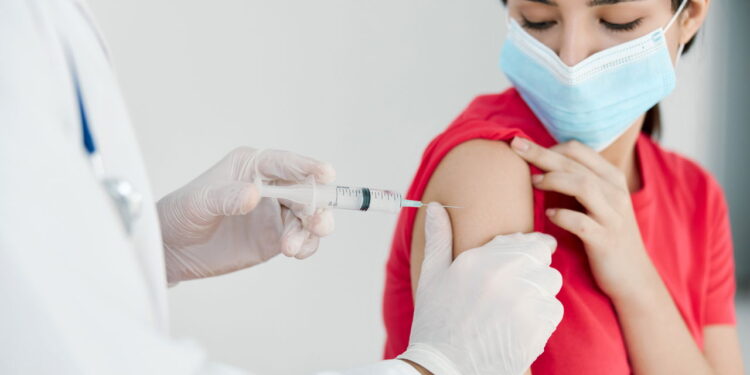 Por que a Anvisa proibiu a vacina atualizada contra a Covid-19?