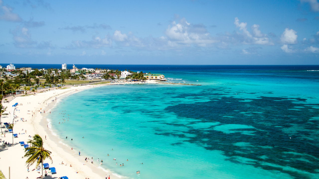 Mar cristalino e clima tropical! Essa praia no Caribe cabe no seu bolso