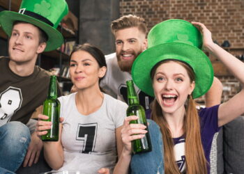Amigos comemorando o St. Patrick's Day 
 - Créditos: depositphotos.com / TarasMalyarevich