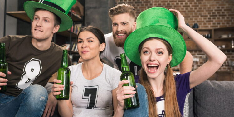 Amigos comemorando o St. Patrick's Day 
 - Créditos: depositphotos.com / TarasMalyarevich