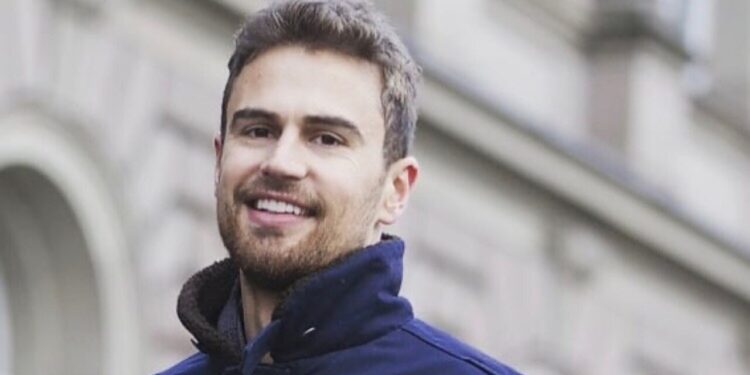 Theo James e a fortuna de um galã que conquistou Hollywood