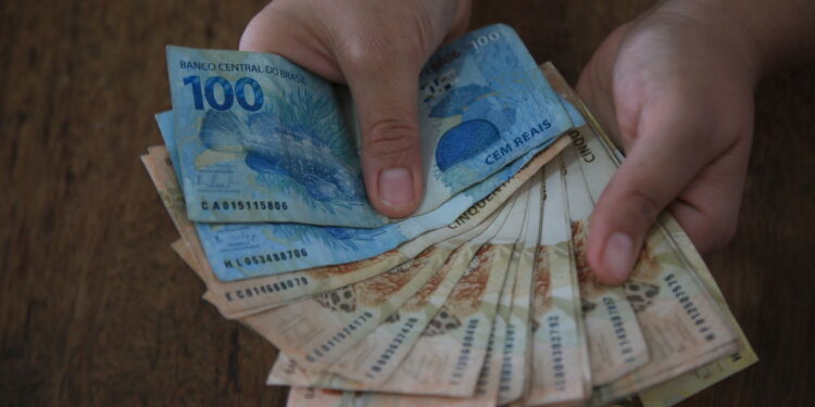 O reajuste do salário mínimo de 2025 afeta os benefícios sociais e trabalhadores