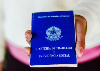 Trabalha mais de 8 horas por dia? Veja o que a lei permite