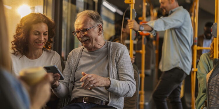 Idosos podem viajar de graça, mas poucos sabem como solicitar o benefício