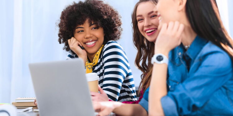 Quais são os benefícios do programa Pé-de-Meia para os estudantes?