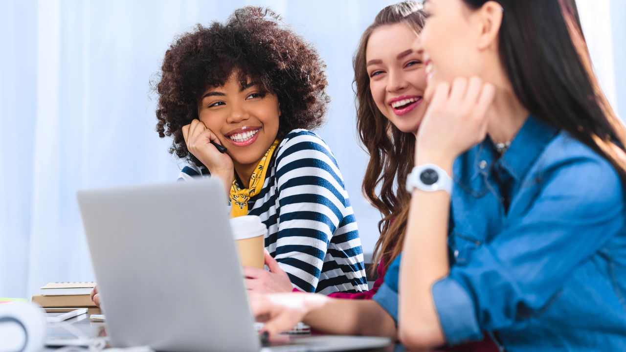 Quais são os benefícios do programa Pé-de-Meia para os estudantes?