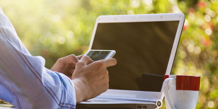 Jovem jogando online - Créditos: depositphotos.com / carballo