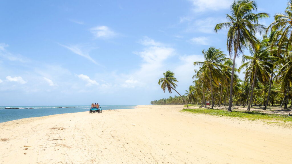 Cidade impressiona turistas com várias das praias mais atraentes do Brasil