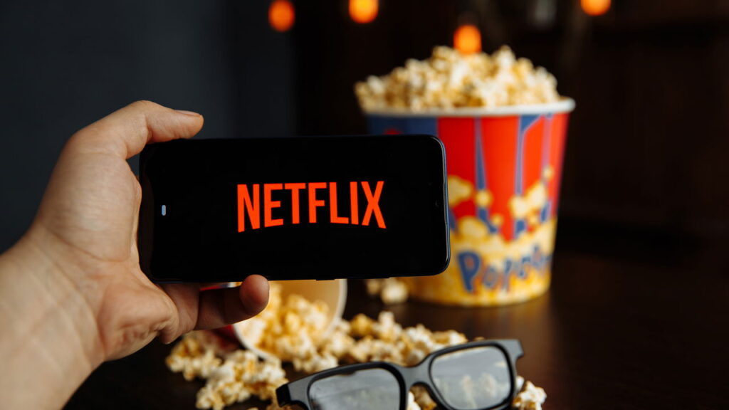 Netflix e balde de pipoca - Créditos: depositphotos.com / burdun