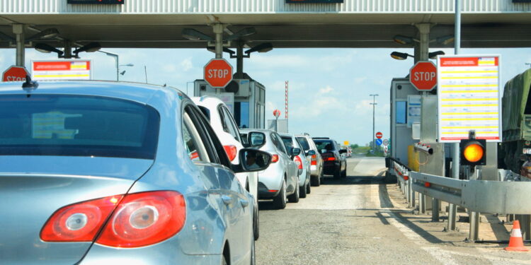 Como funciona o pedágio e o que fazer em caso de multa? Confira