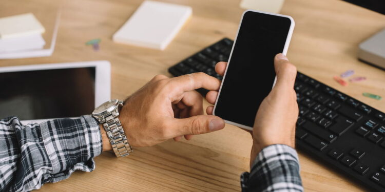 A bateria do seu celular pode durar mais com esses ajustes simples e eficientes