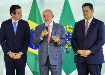 O presidente Luiz Inácio Lula da Silva (c) reunido com os presidentes do Senado, Davi Alcolumbre (d), e da Câmara dos Deputados, Hugo Motta (e) 
Foto: Fabio Rodrigues-Pozzebom/Agência Brasil