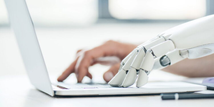 A rival da OpenAI chegou? Startup de ex-diretora promete IA para todos
