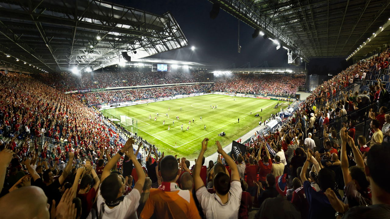 Torcida do Real Madrid causa polêmica e Uefa aplica sanção ao clube