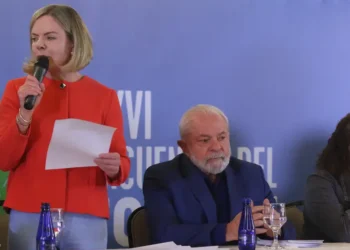 Gleisi Hoffmann ao lado do presidente Lula, em evento em junho de 2023, em Brasília (Foto: Valter Campanato/Agência Brasil)