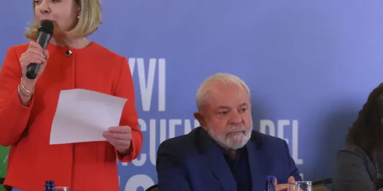 Gleisi Hoffmann ao lado do presidente Lula, em evento em junho de 2023, em Brasília (Foto: Valter Campanato/Agência Brasil)