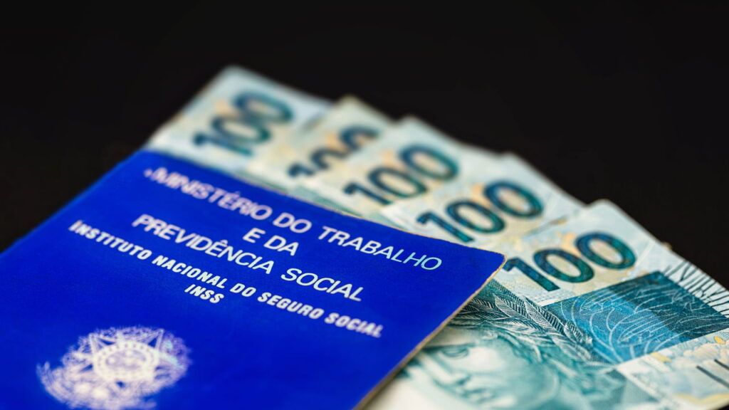 Abono salarial garante até R$ 1.518 para quem trabalhou em 2023
