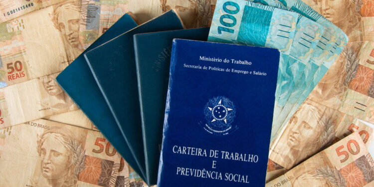 Se você trabalhou com carteira assinada, pode receber esse dinheiro extra!