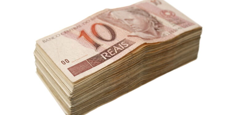 Pilha de notas de 10 raeis - Créditos: depositphotos.com / lucato