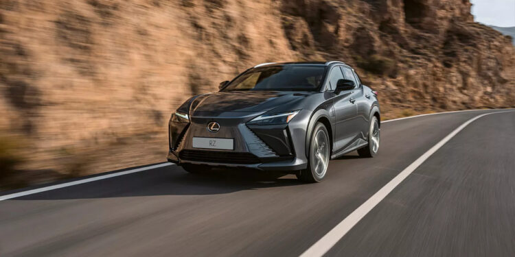 Cheio de autonomia! Conheça o Lexus RZ 100% elétrico que desafia o mercado