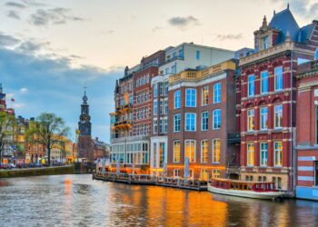 Essa é a cidade conhecida como a "Veneza do Norte"