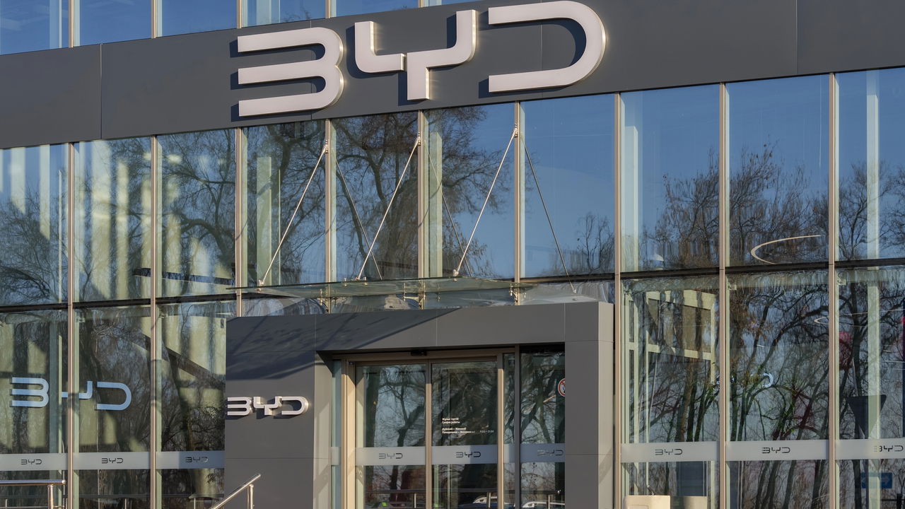 Consultoria revela que BYD é a nova líder de vendas de elétricos na Europa, superando Tesla!