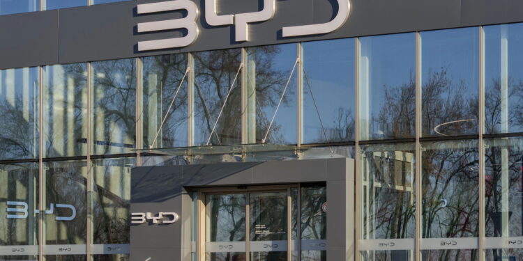 BYD dispara nas vendas de elétricos e domina o mercado brasileiro em 2025