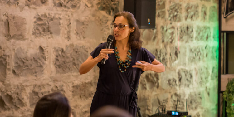 A coordenadora da pesquisa Lara Silbiger (Foto: Divulgação: CNEX/Atitus Educação)