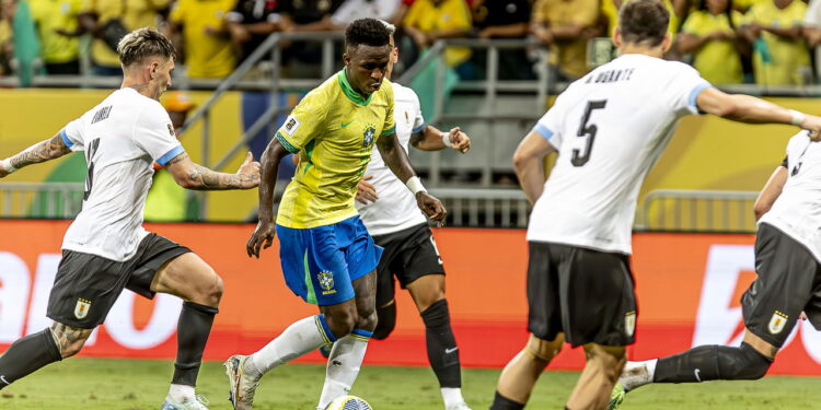 Vini Jr jogando pela seleção brasileira - Créditos: depositphotos.com / thenews2.com