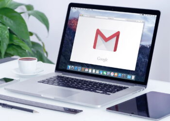 Notebook com Gmail - Créditos: depositphotos.com / alexey_boldin