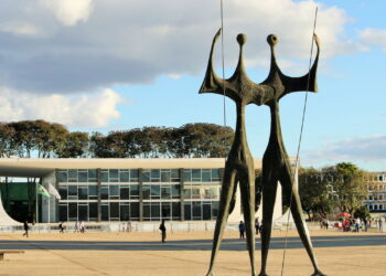 BRASILIA, BRAZIL - JULY 18, 2015: "The Candangos" statue - Créditos: depositphotos.com / arnaldo.jr