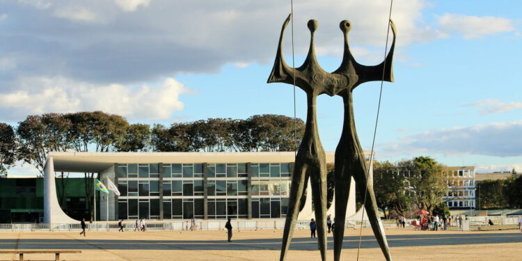 BRASILIA, BRAZIL - JULY 18, 2015: "The Candangos" statue - Créditos: depositphotos.com / arnaldo.jr