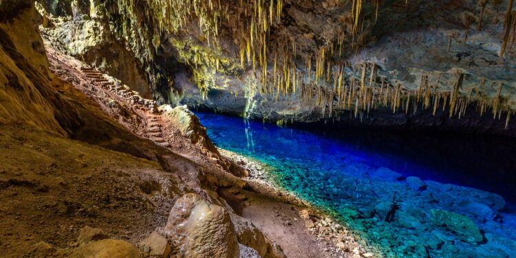Gruta em Bonito -MS - Créditos: depositphotos.com / ambeon