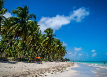 Cidade conhecida como "Caribe brasileiro" é amada pelos turistas