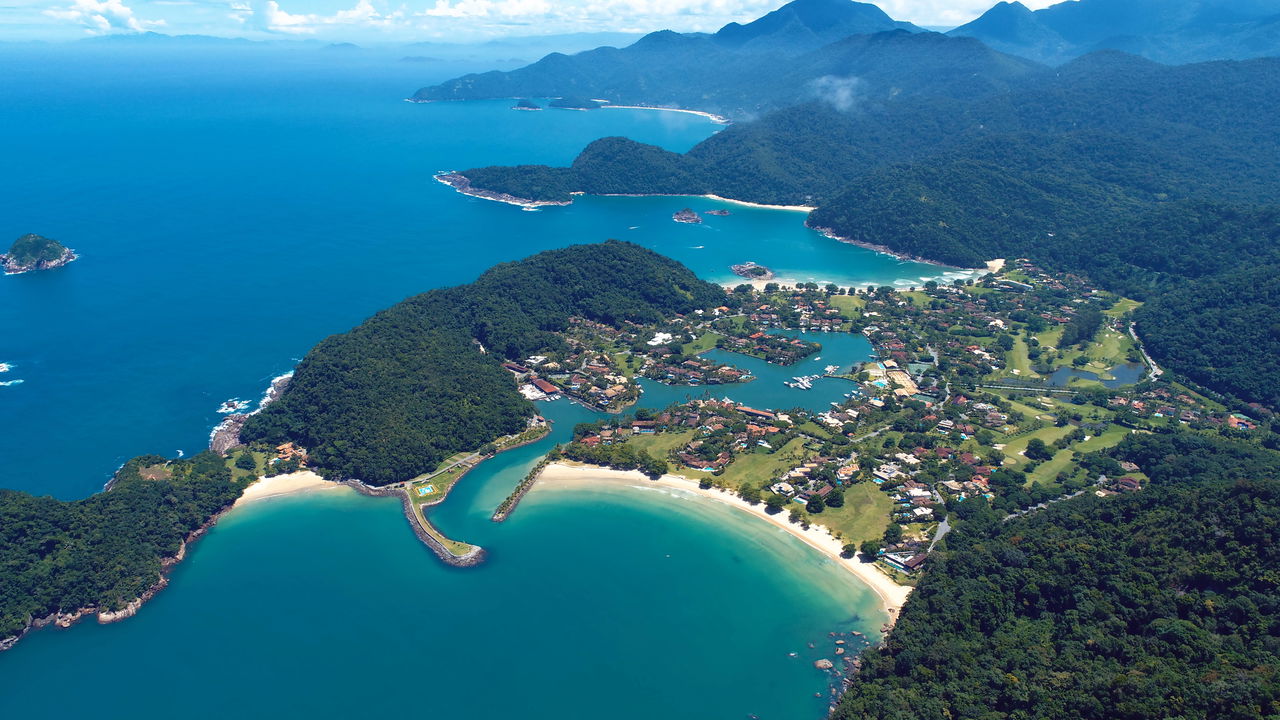 Cidade no litoral do Rio de Janeiro impressiona com belezas naturais