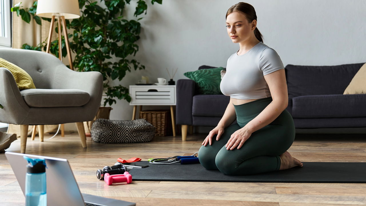 Pilates para quem trabalha sentado: exercícios para aliviar a tensão e a dor!