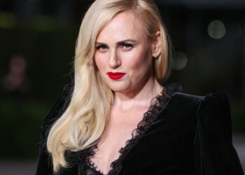 Rebel Wilson vira agente secreta em trailer hilário e explosivo