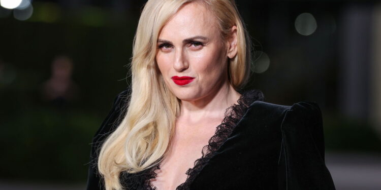 Rebel Wilson vira agente secreta em trailer hilário e explosivo