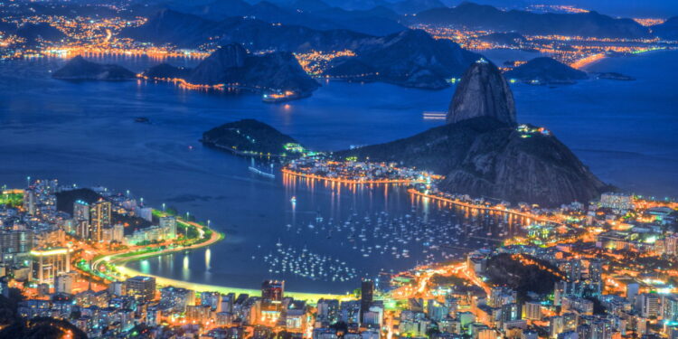 Pão de açúcar ao anoitecer - Créditos: depositphotos.com / lhboucault