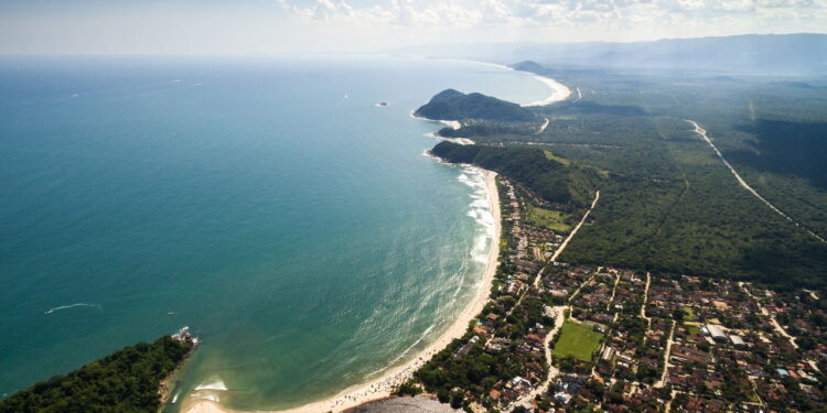 Cidade em São Paulo encanta com belezas naturais e qualidade de vida no litoral