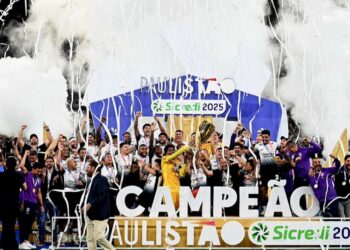 Jogadores do Corinthians levantam a taça do Paulistão Sicredi 2025 (Foto: Reprodução/Instagram @corinthians)