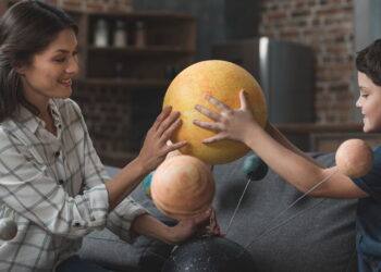 Curso gratuito da USP forma jovens cientistas com telescópio real