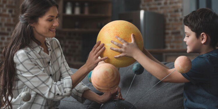 Curso gratuito da USP forma jovens cientistas com telescópio real