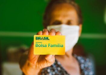 Senhora segurando bolsa família - Créditos: depositphotos.com / rafapress