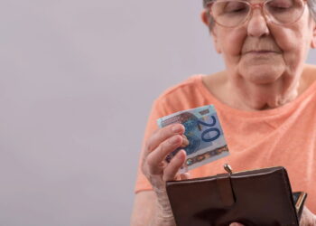 Idosa com dinheiro em mãos - Créditos: depositphotos.com / thodonal