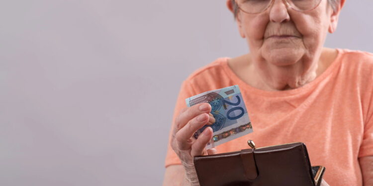 Idosa com dinheiro em mãos - Créditos: depositphotos.com / thodonal