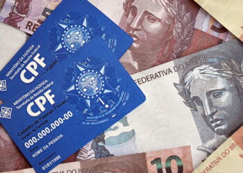 CPF e cédulas brasileiras - Créditos: depositphotos.com / Mehaniq