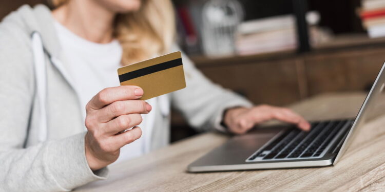 Quem quer aumentar o limite do cartão de crédito precisa seguir esse passo