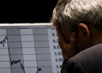 Homem desanimado com gráfico de representação de crise econômica - Créditos: depositphotos.com / depally