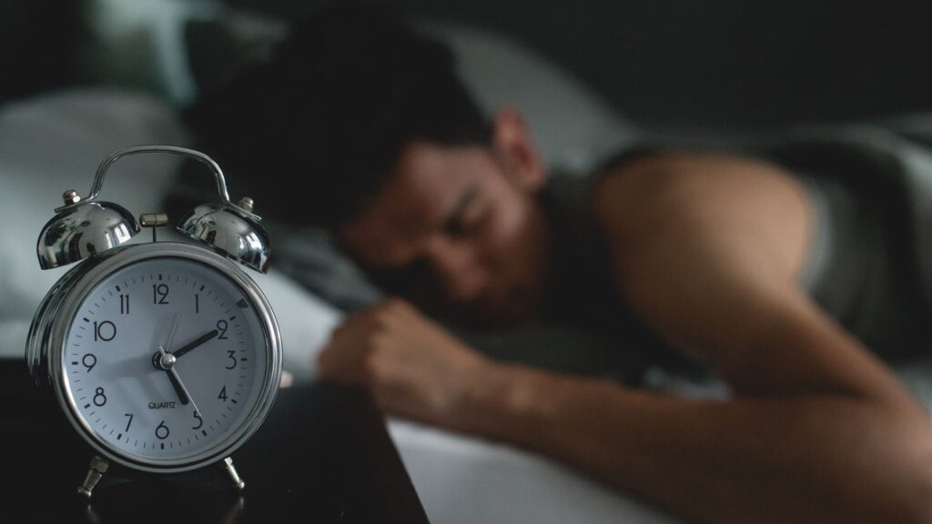 Se você acorda de madrugada, seu corpo pode estar enviando um alerta